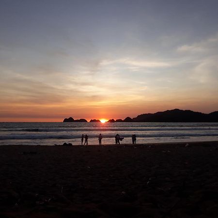 Big Daddy'S Surfcamp Διαμέρισμα Pasanggaran Εξωτερικό φωτογραφία